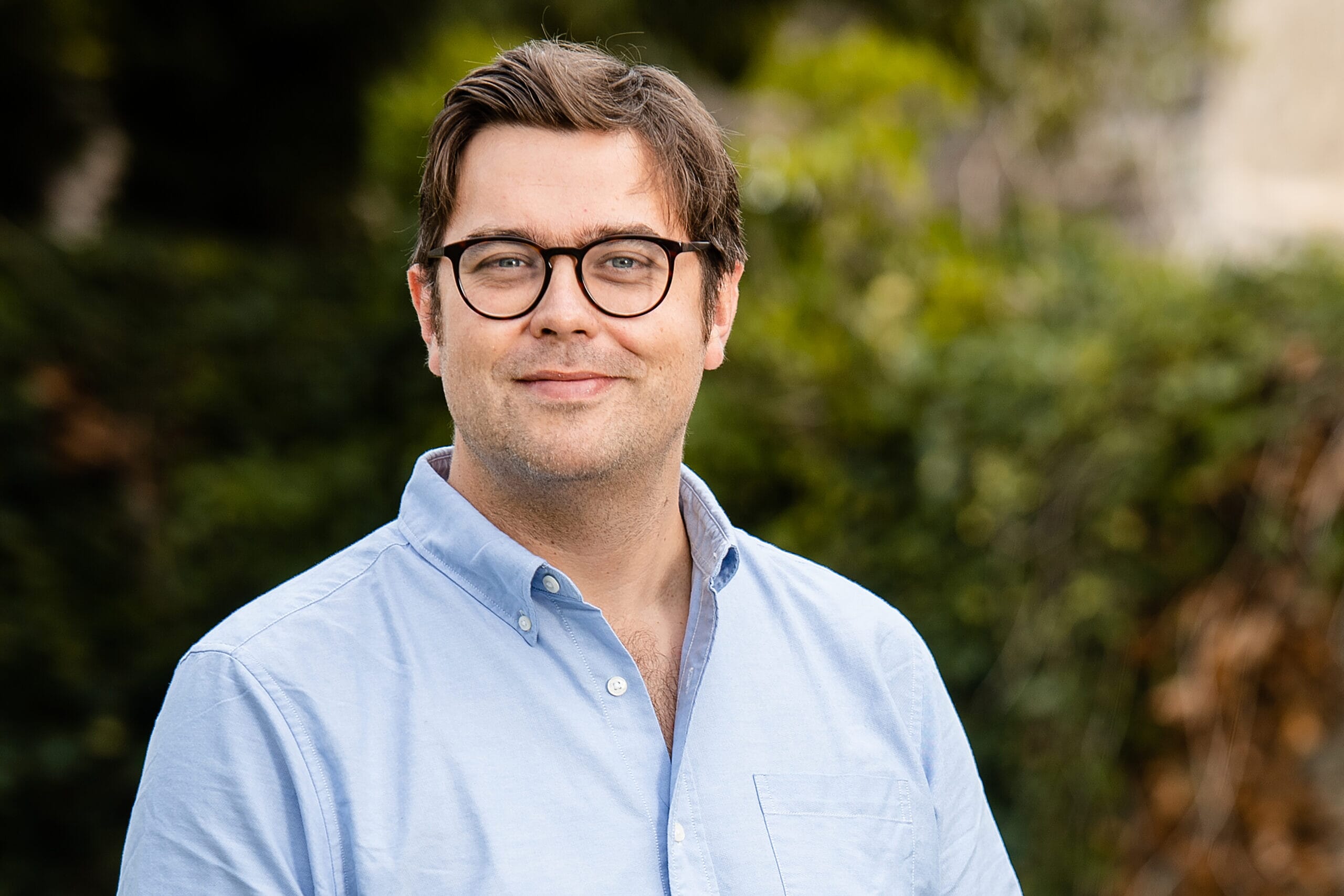 Simon-Gamage-outdoors-close-up-scaled