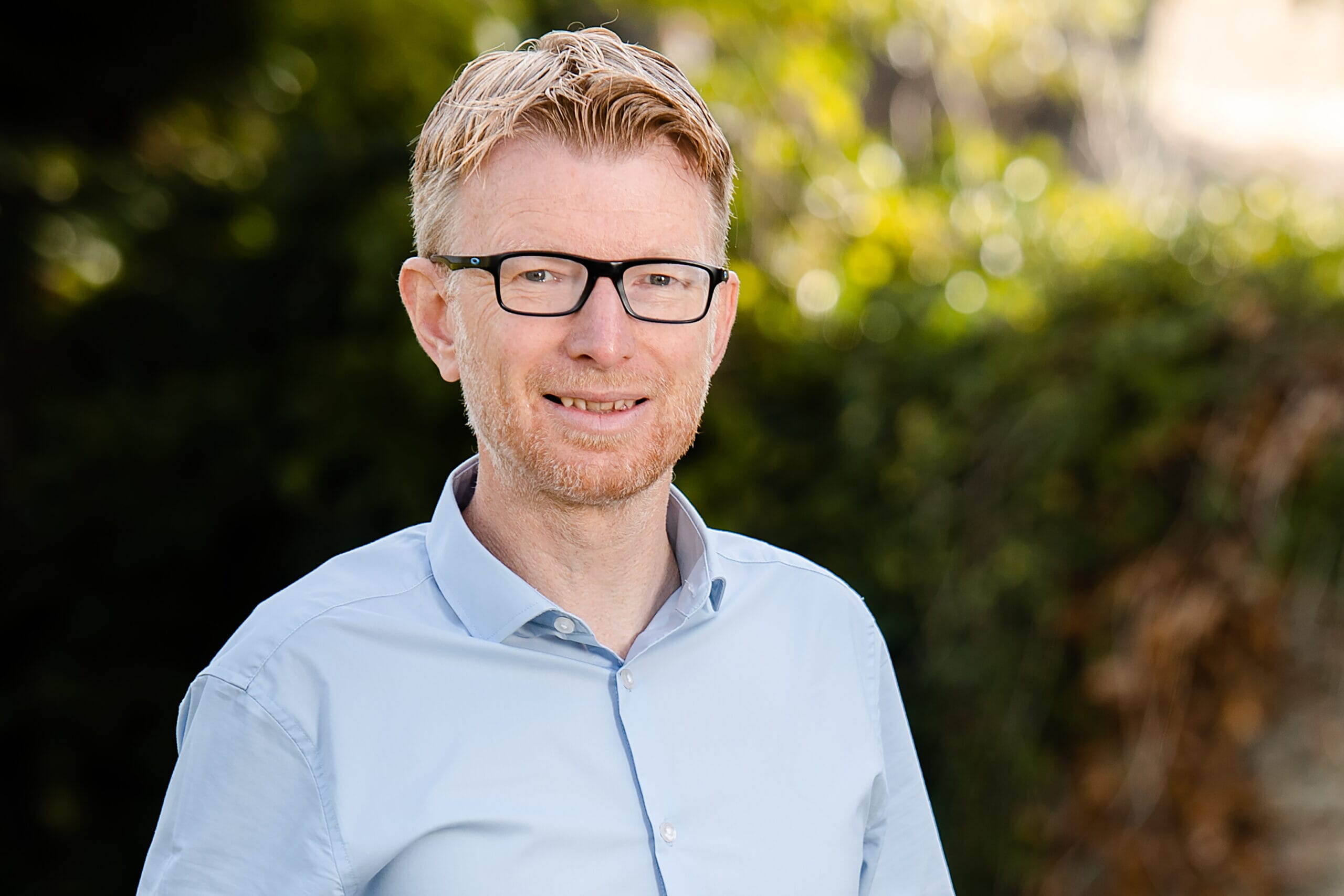 Andy-Peyman-outdoors-close-up-scaled