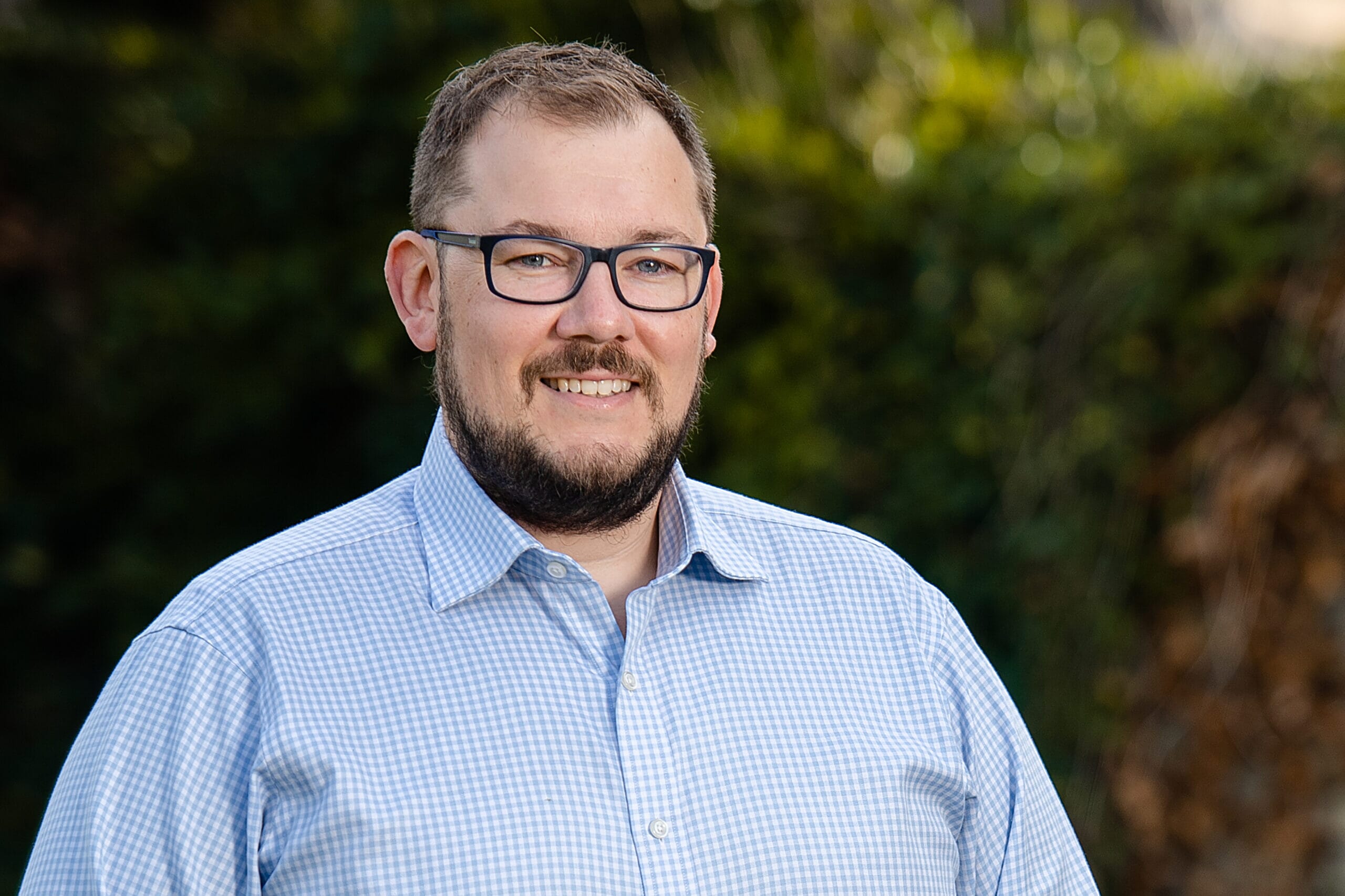 Simon-Murrells-outdoors-close-up-scaled