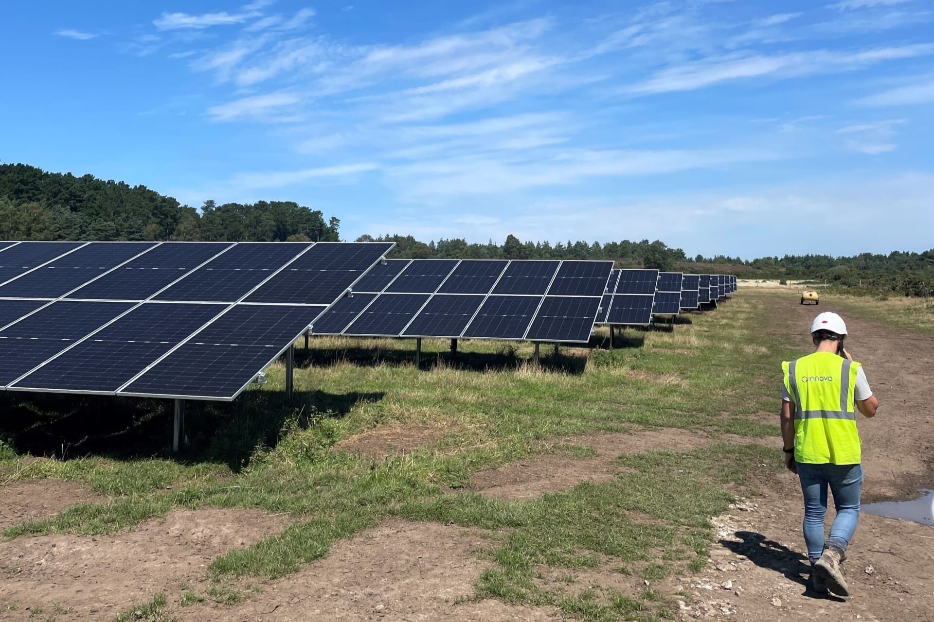 An-Innova-team-member-on-a-solar-site